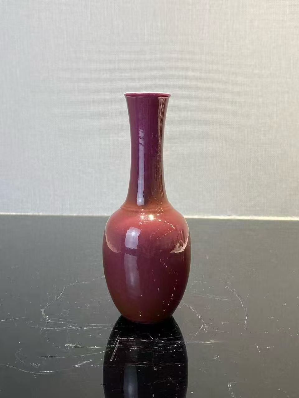 胭脂红釉长颈瓶