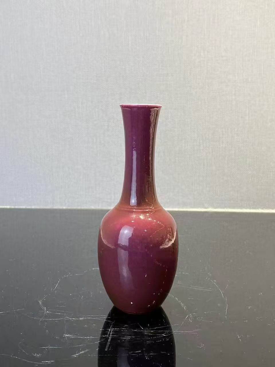 胭脂红釉长颈瓶