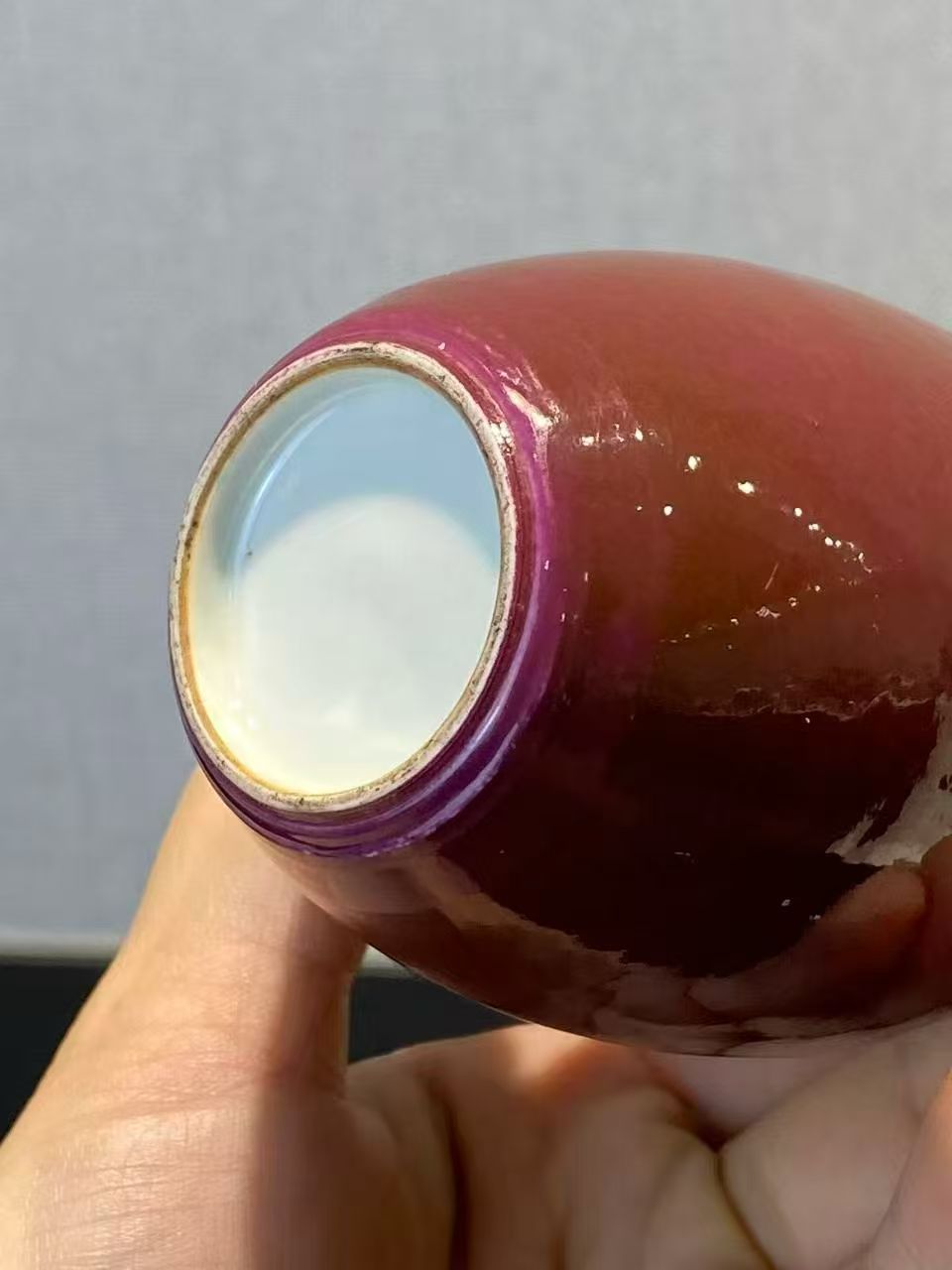 胭脂红釉长颈瓶