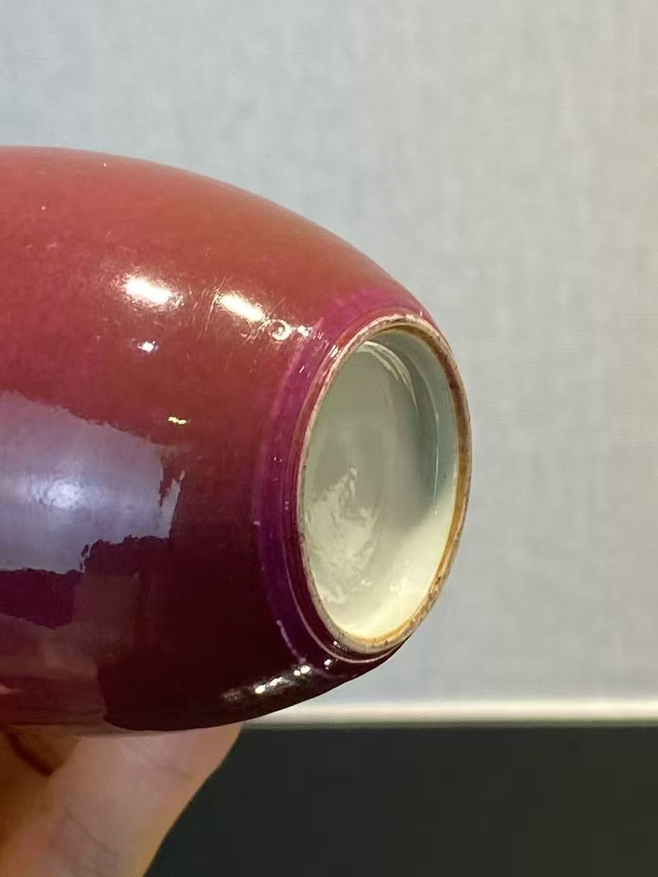 胭脂红釉长颈瓶