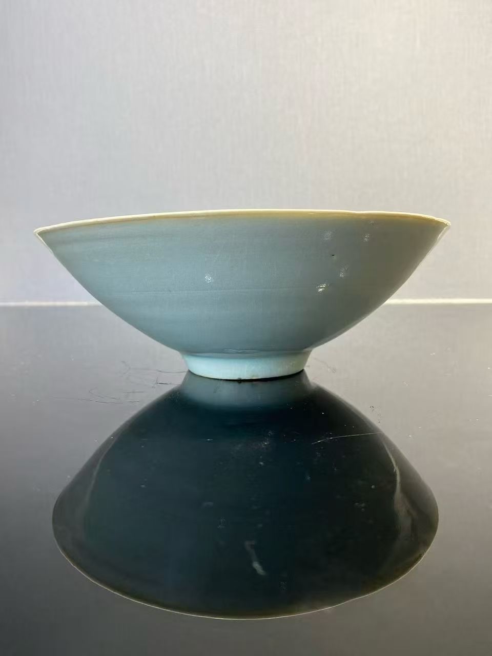 湖田窑青白釉暗刻大头娃娃斗笠碗