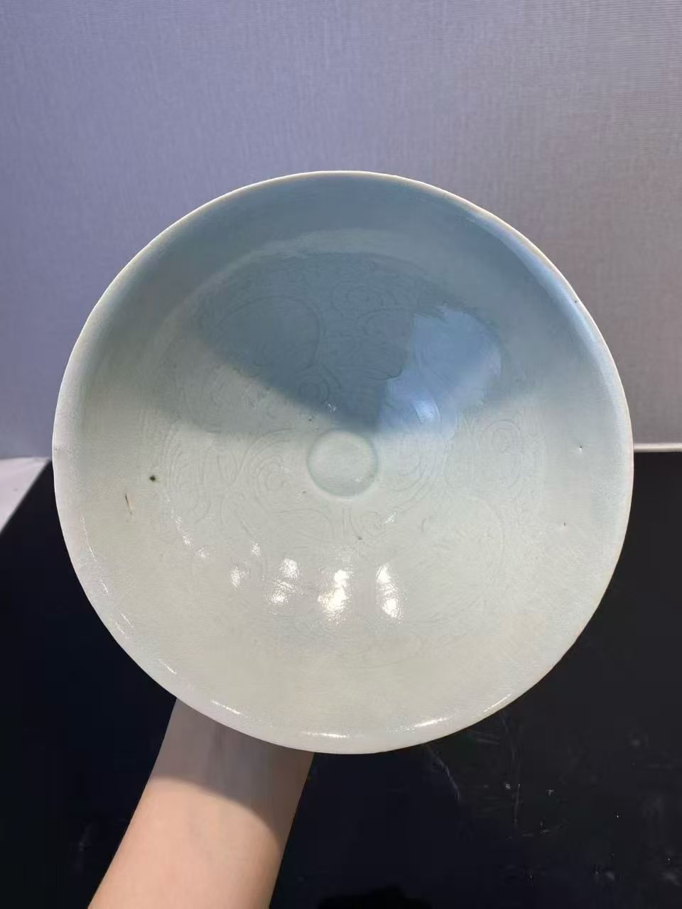 湖田窑青白釉暗刻大头娃娃斗笠碗