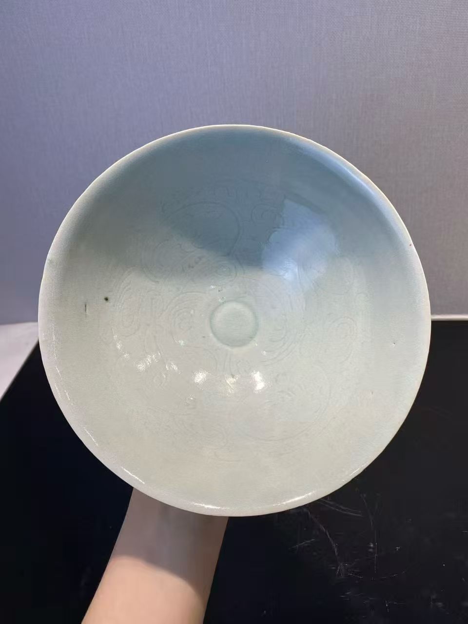 湖田窑青白釉暗刻大头娃娃斗笠碗