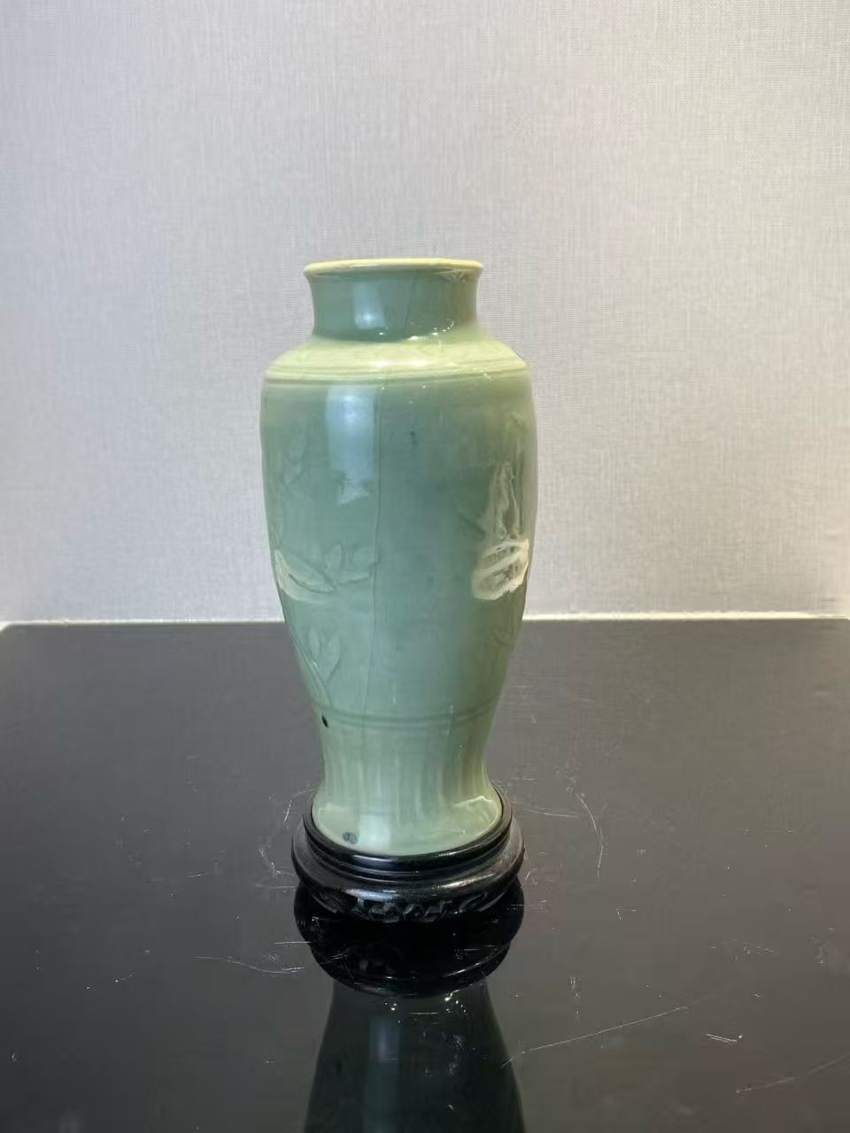 龙泉窑梅子青釉暗刻牡丹纹筒瓶（配木座）