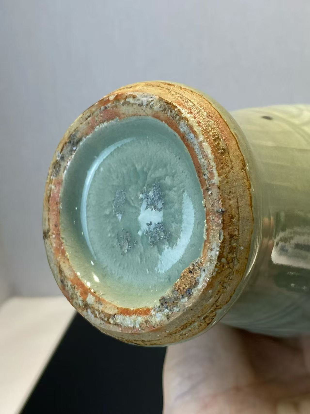 龙泉窑梅子青釉暗刻牡丹纹筒瓶（配木座）