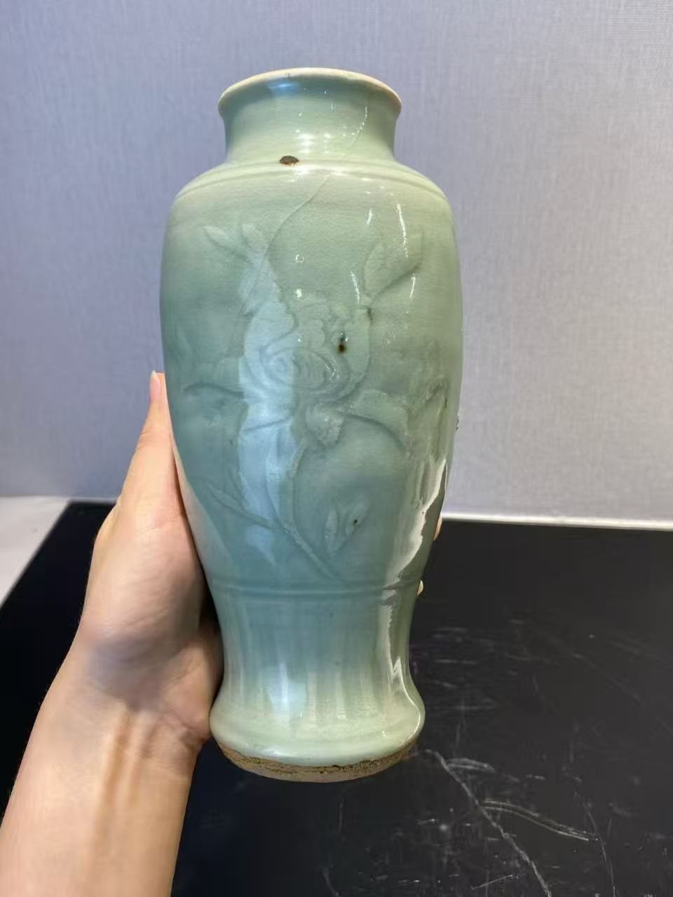 龙泉窑梅子青釉暗刻牡丹纹筒瓶（配木座）