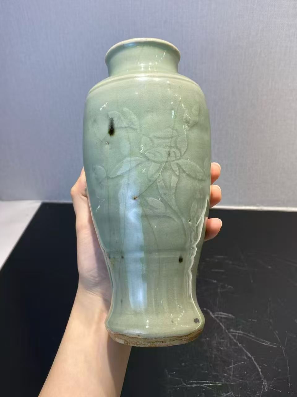 龙泉窑梅子青釉暗刻牡丹纹筒瓶（配木座）