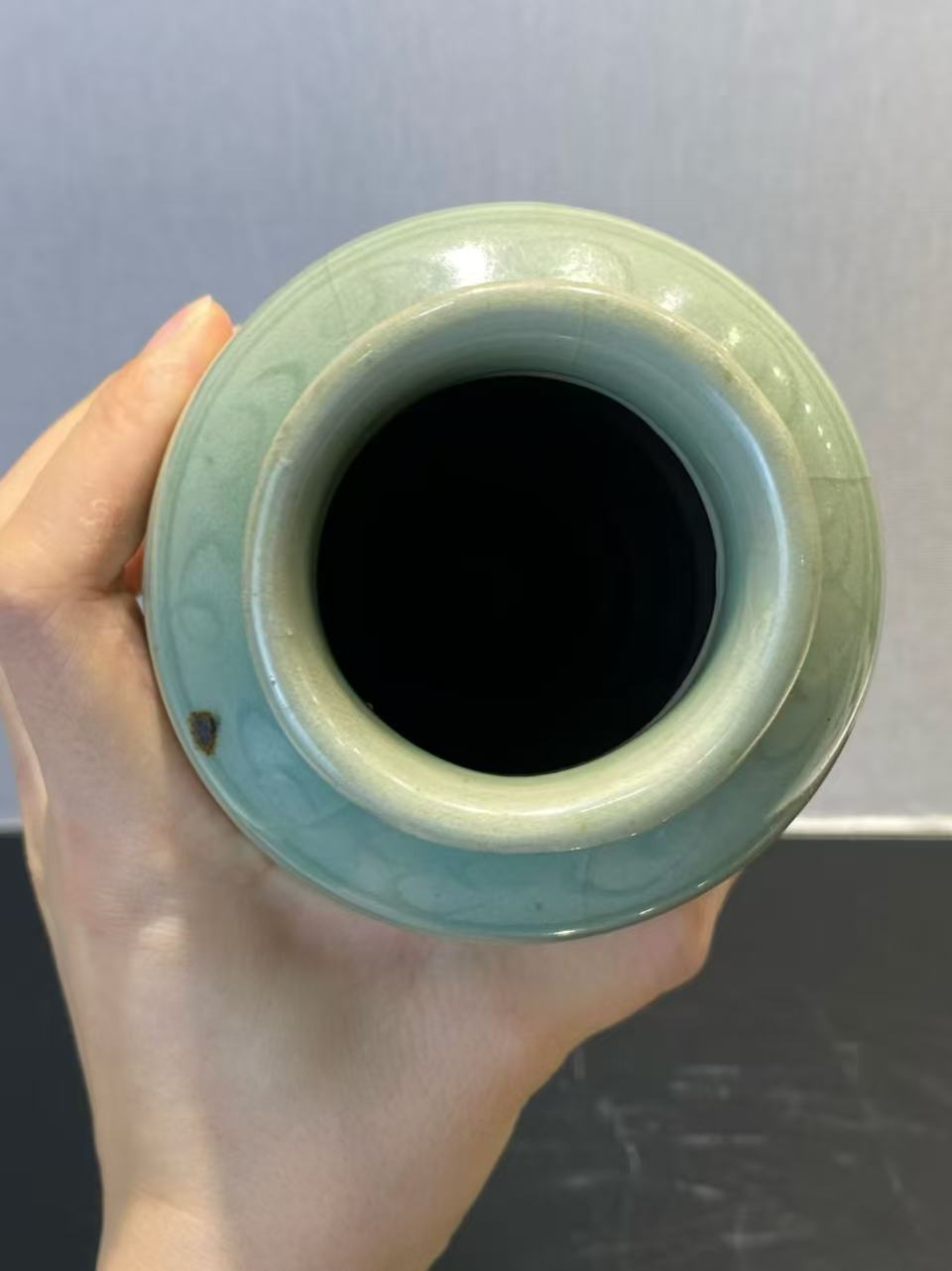 龙泉窑梅子青釉暗刻牡丹纹筒瓶（配木座）