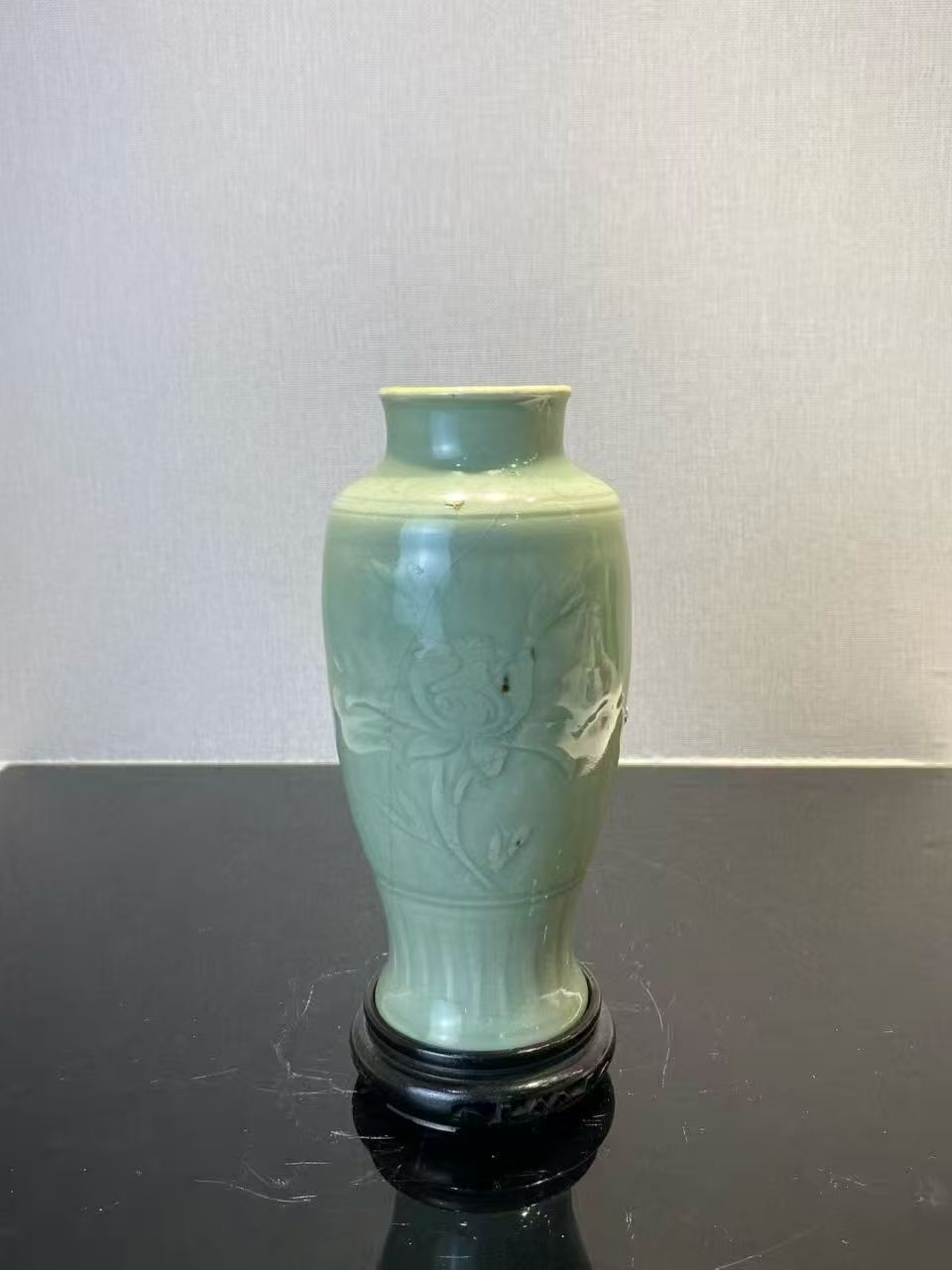 龙泉窑梅子青釉暗刻牡丹纹筒瓶（配木座）