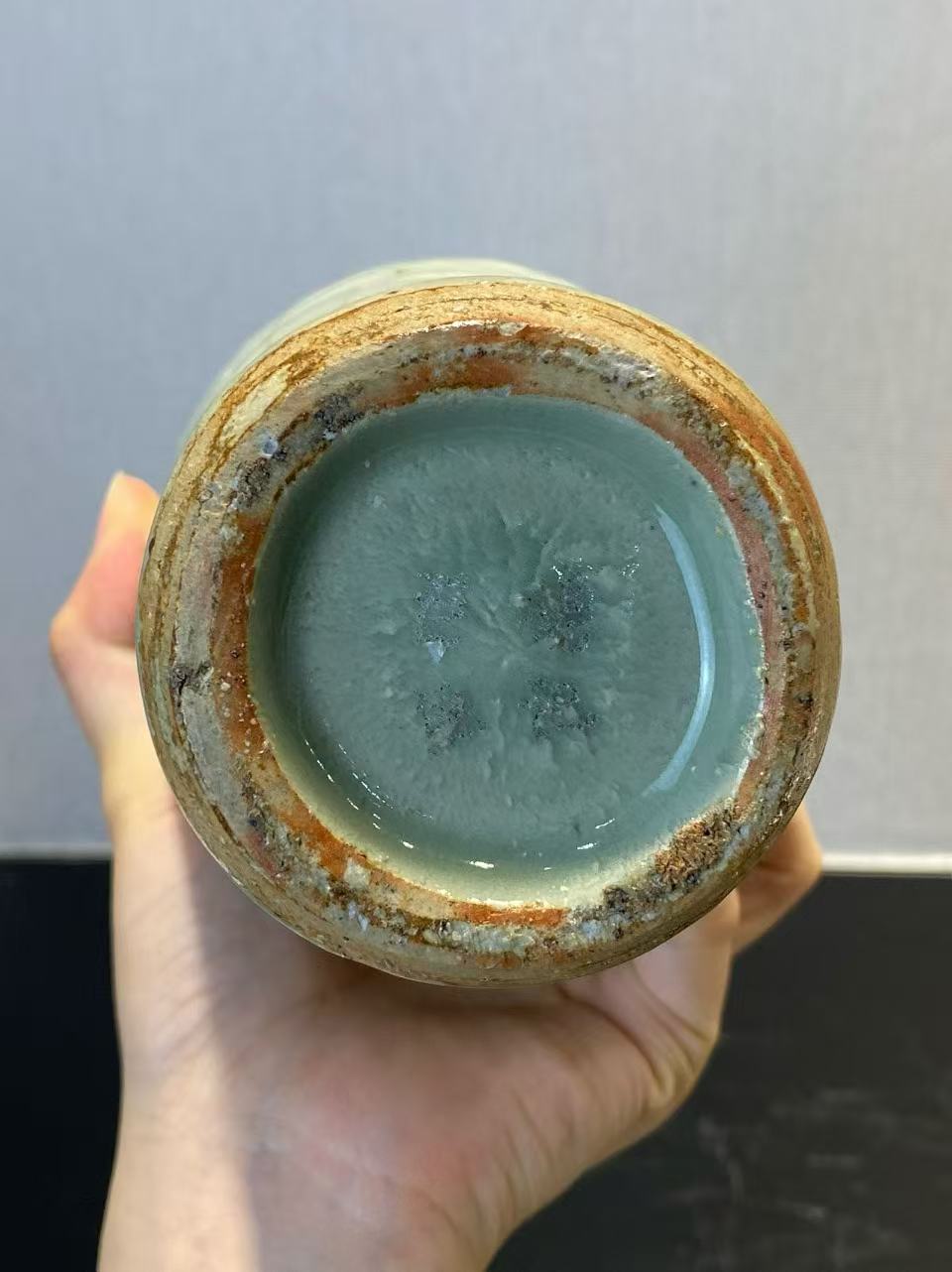 龙泉窑梅子青釉暗刻牡丹纹筒瓶（配木座）