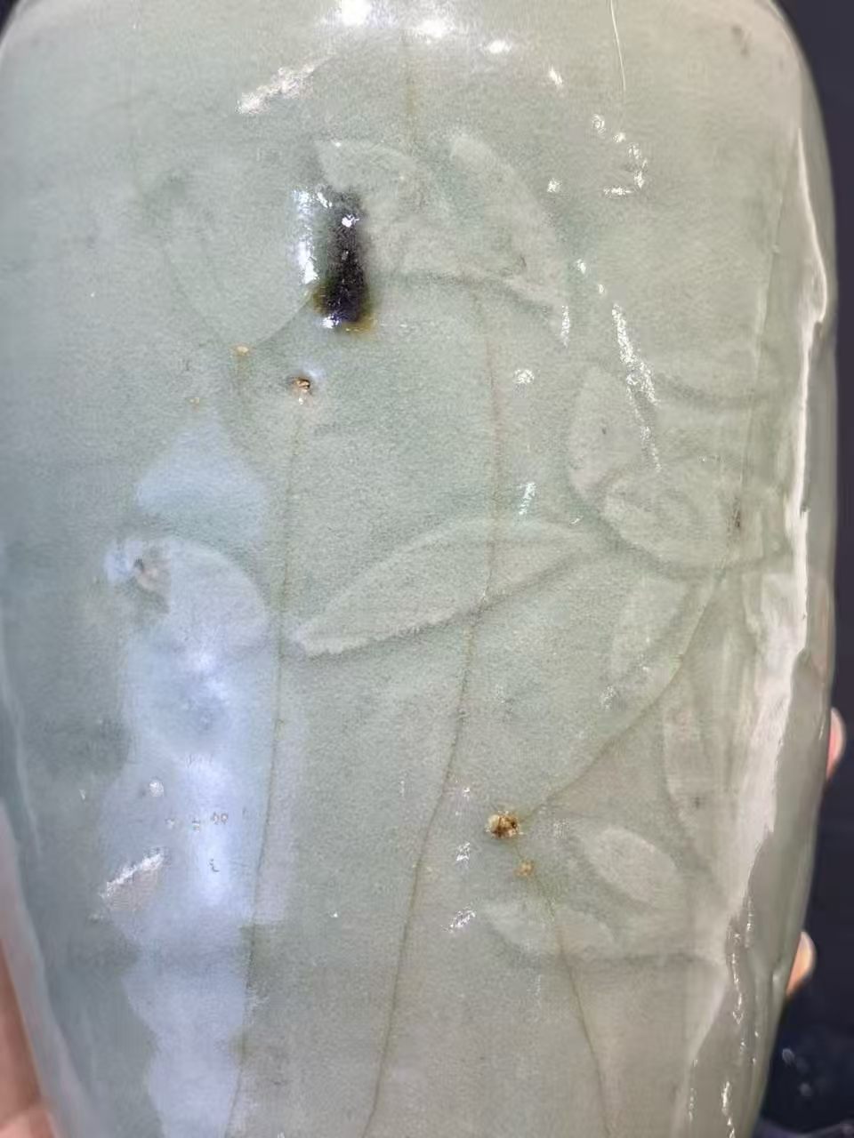 龙泉窑梅子青釉暗刻牡丹纹筒瓶（配木座）