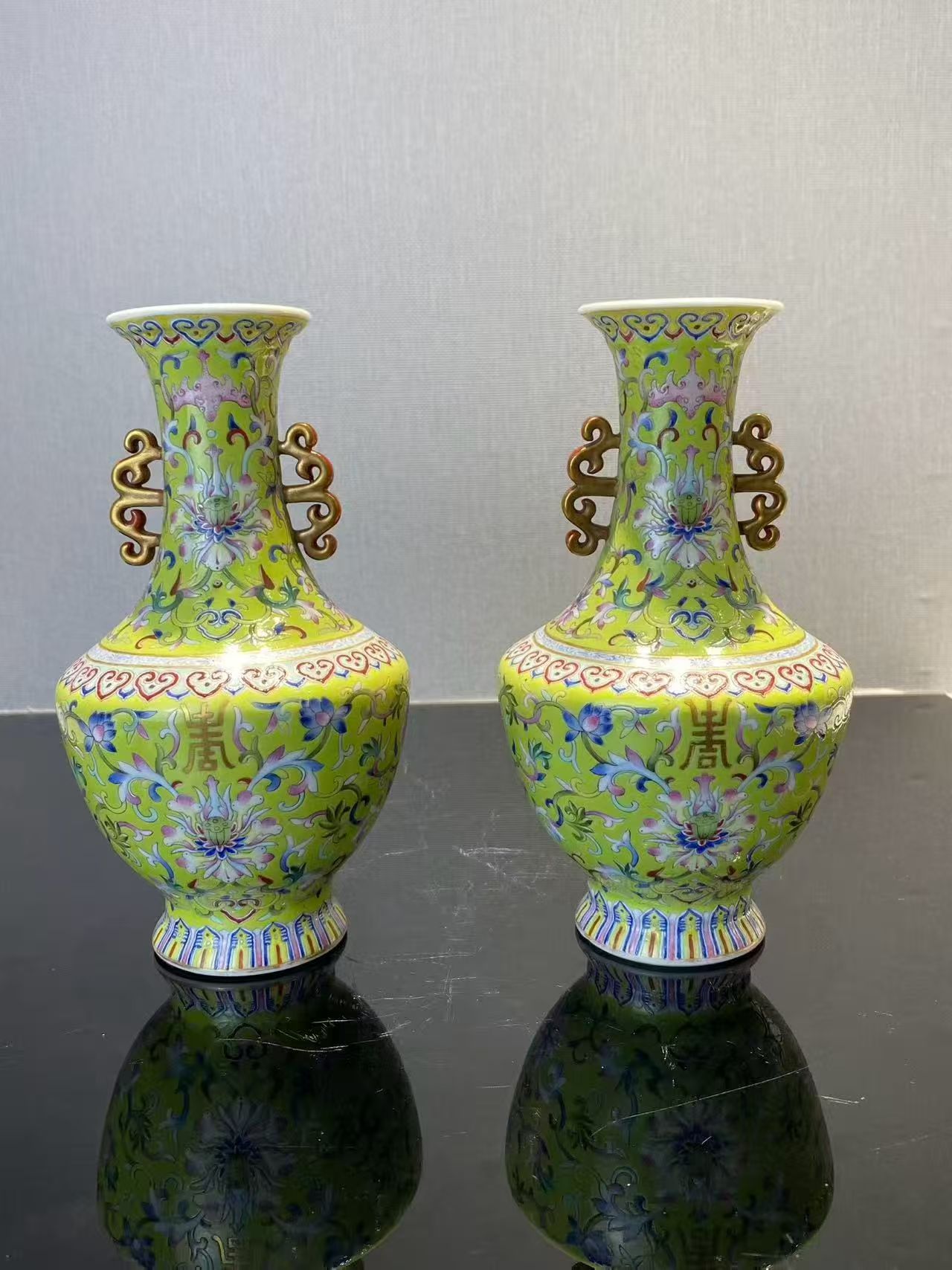 秋葵绿地洋彩宝相花万字纹双耳瓶一对 款：大清乾隆年制