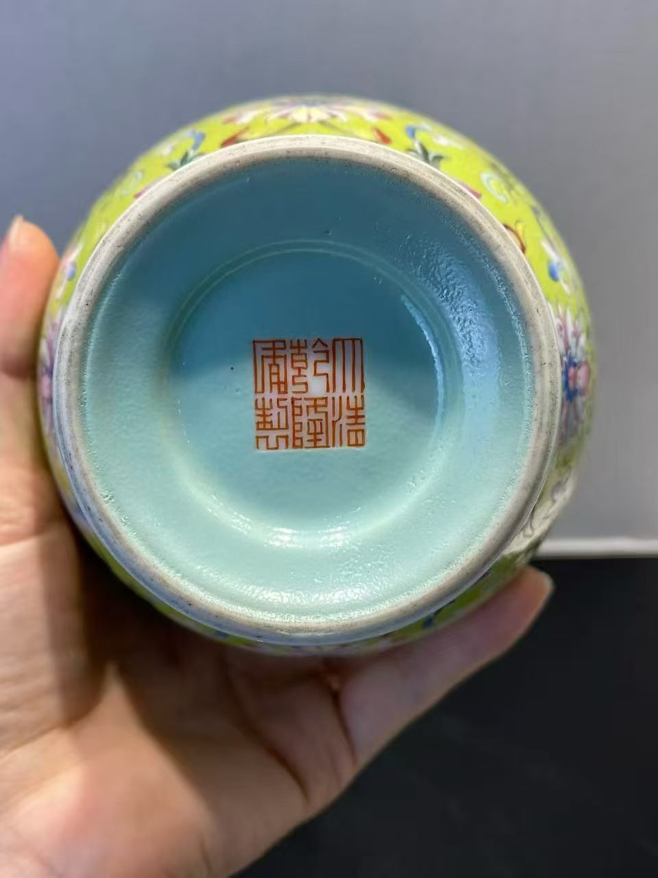 秋葵绿地洋彩宝相花万字纹双耳瓶一对 款：大清乾隆年制