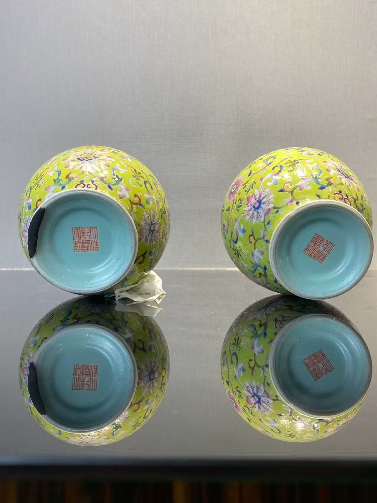 秋葵绿地洋彩宝相花万字纹双耳瓶一对 款：大清乾隆年制