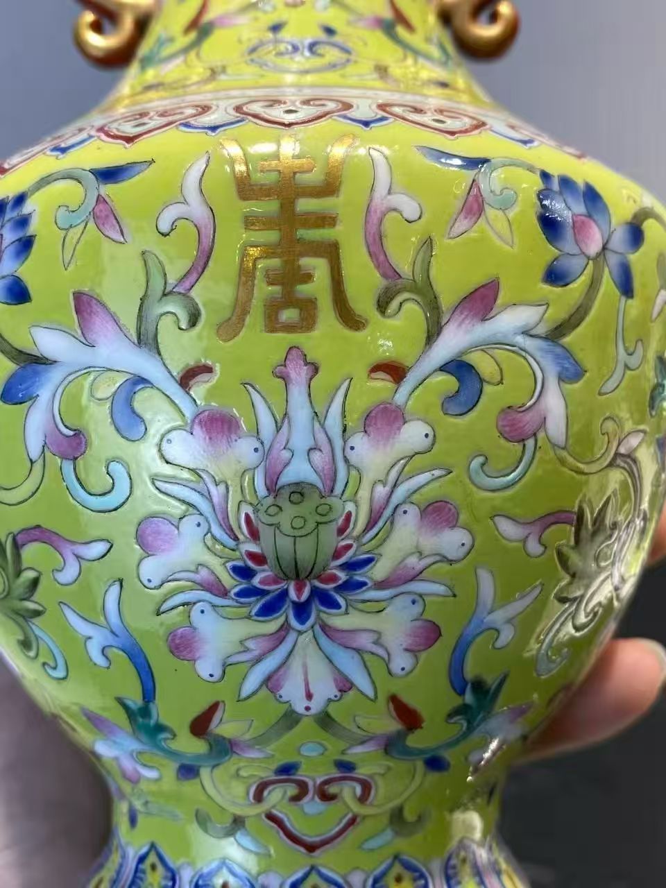 秋葵绿地洋彩宝相花万字纹双耳瓶一对 款：大清乾隆年制