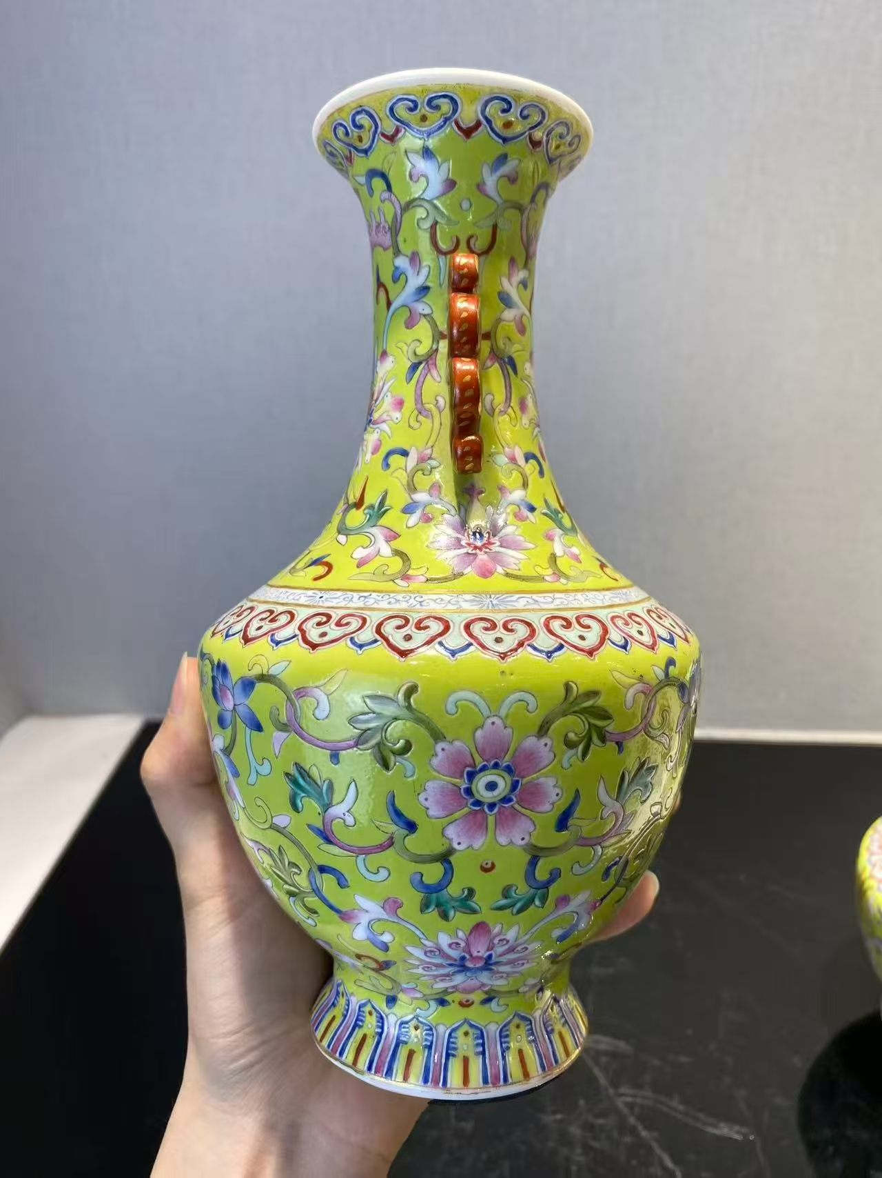 秋葵绿地洋彩宝相花万字纹双耳瓶一对 款：大清乾隆年制