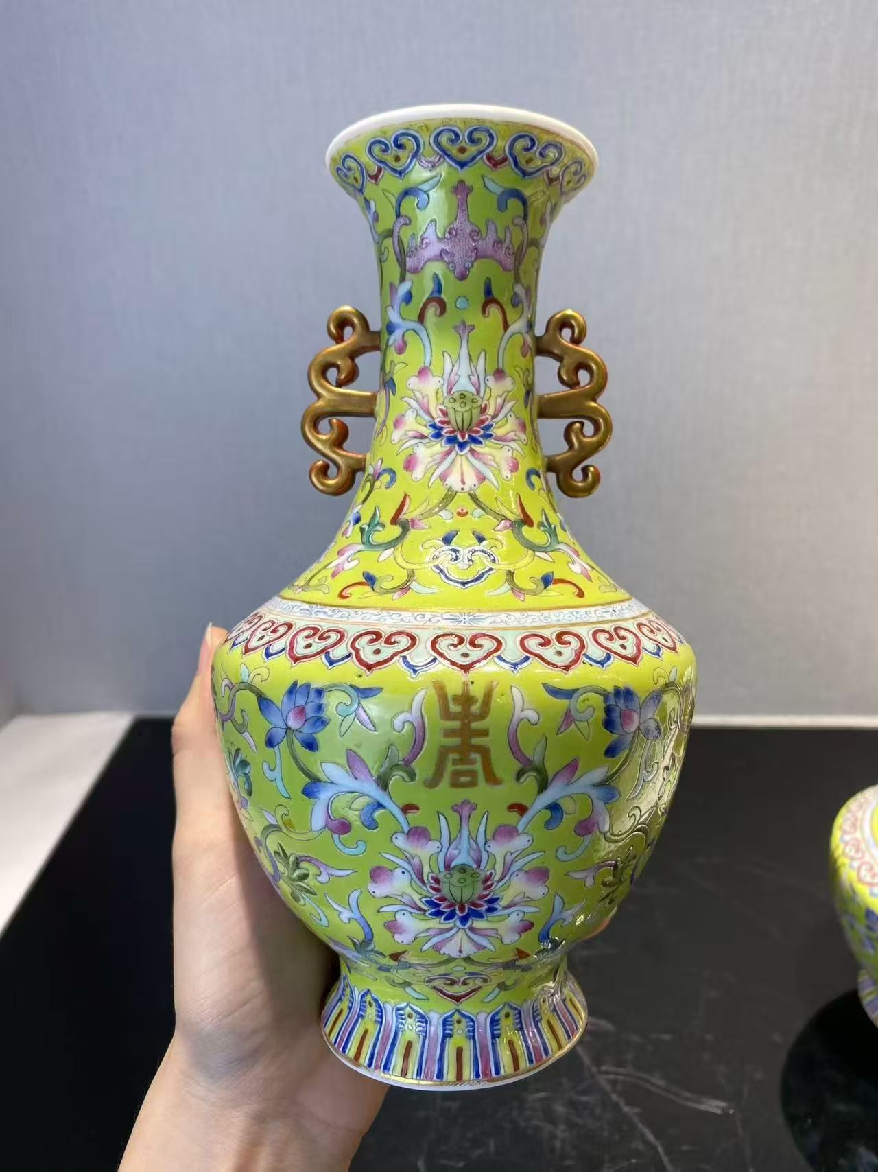 秋葵绿地洋彩宝相花万字纹双耳瓶一对 款：大清乾隆年制