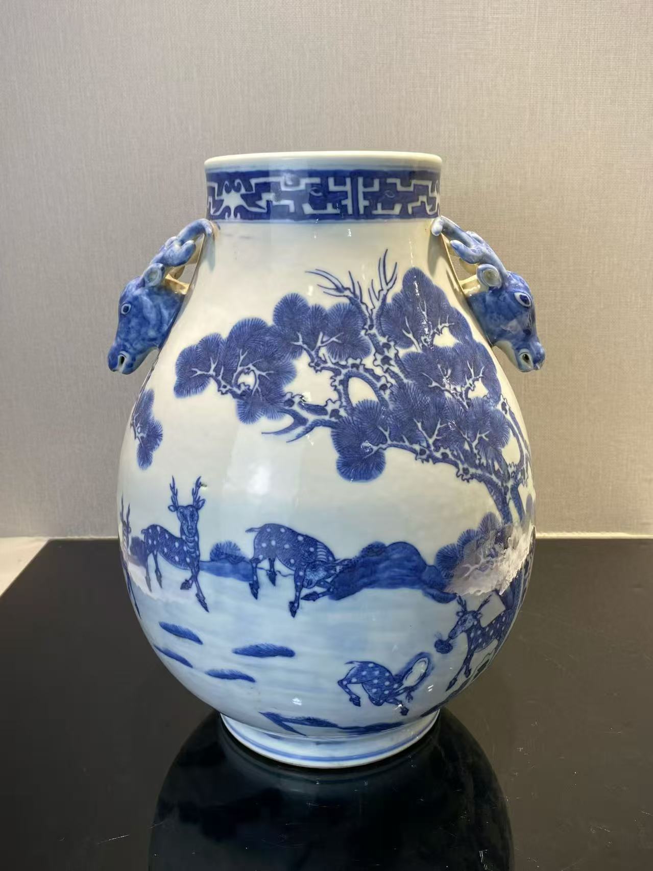 青花松鹿图鹿头尊 款：大清雍正年制