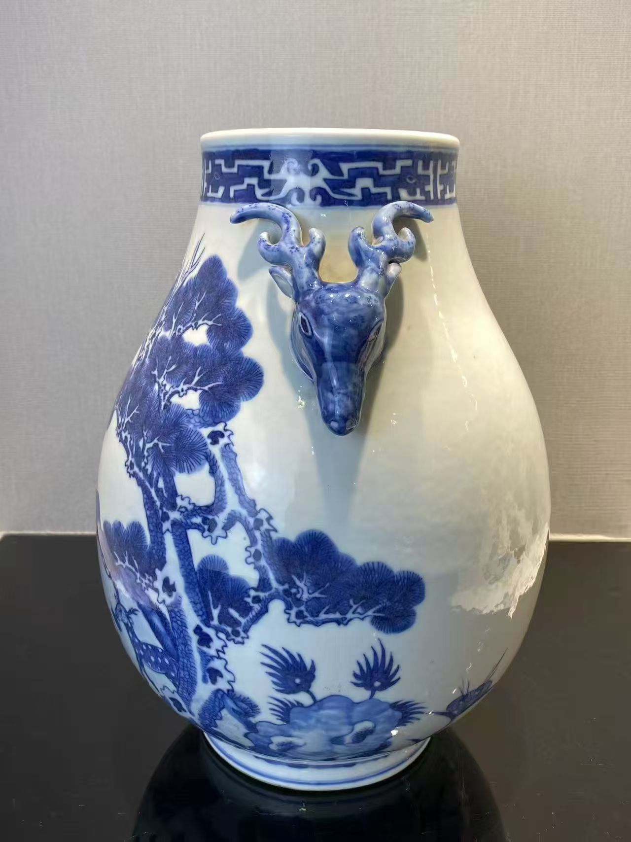 青花松鹿图鹿头尊 款：大清雍正年制