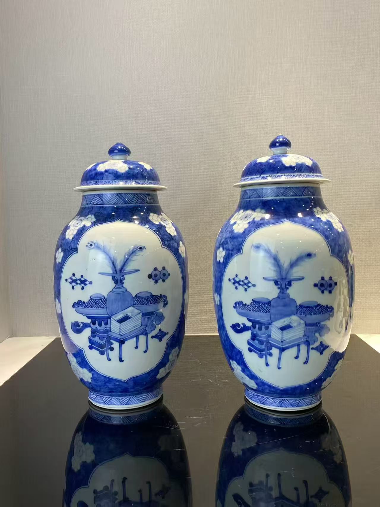 青花冰梅开窗博古图盖罐一对