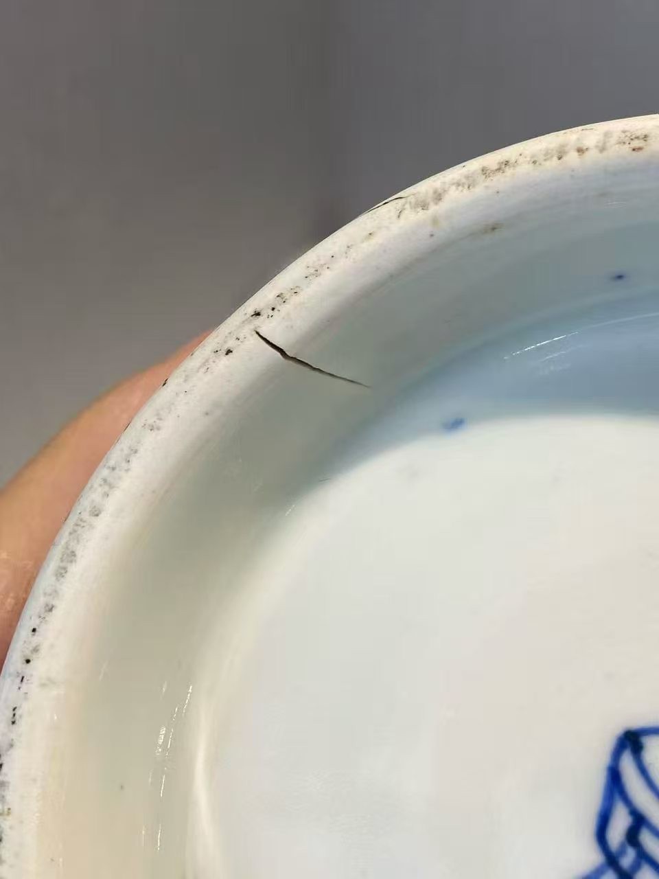 青花冰梅开窗博古图盖罐一对