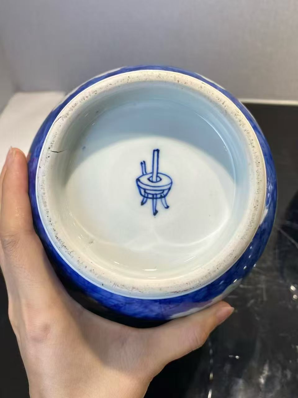 青花冰梅开窗博古图盖罐一对