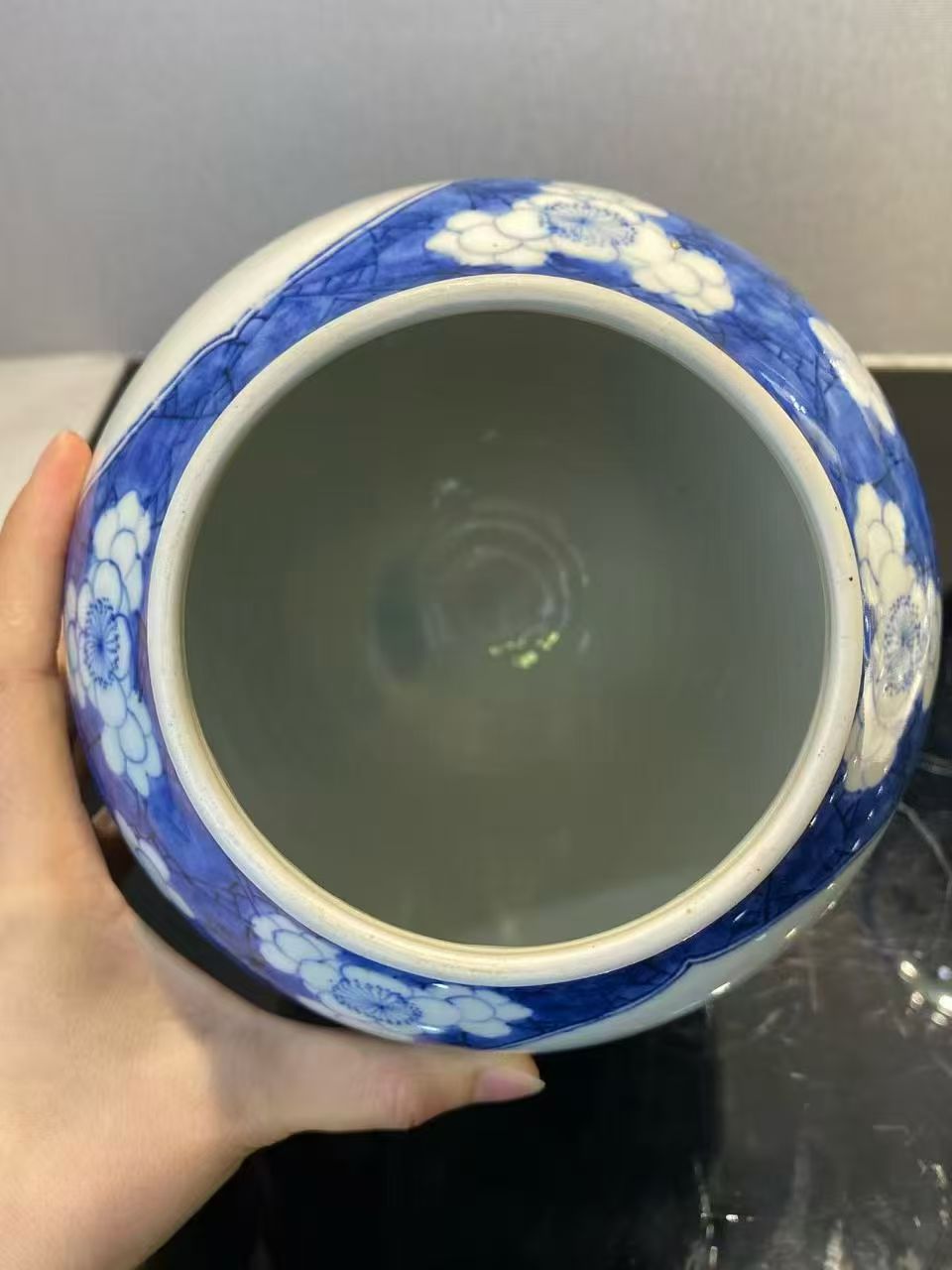 青花冰梅开窗博古图盖罐一对