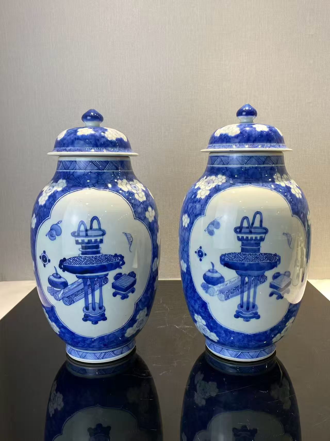 青花冰梅开窗博古图盖罐一对