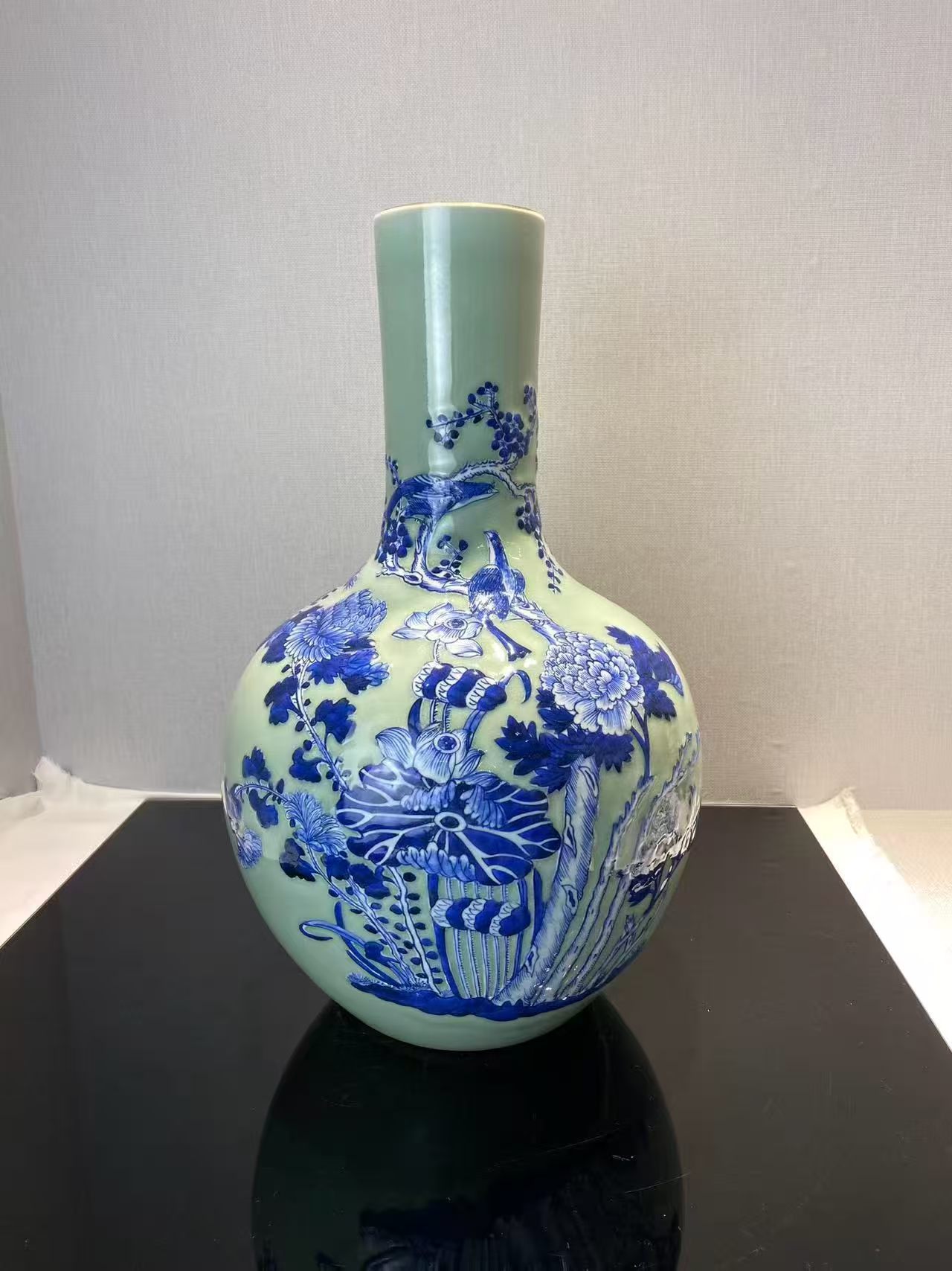 青釉地青花加白花鸟纹天球瓶