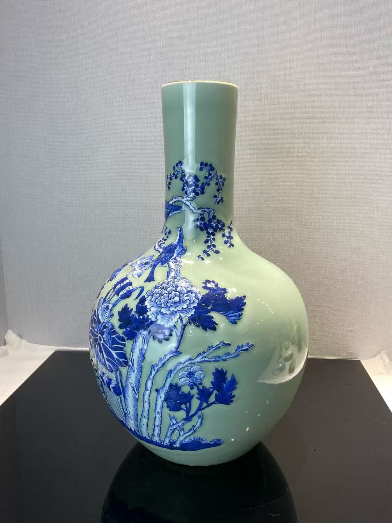 青釉地青花加白花鸟纹天球瓶