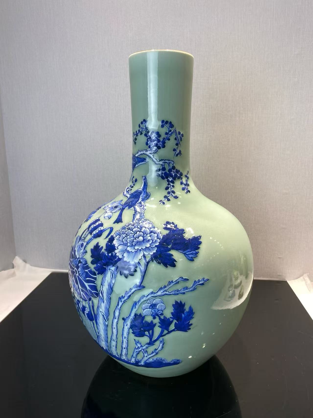 青釉地青花加白花鸟纹天球瓶