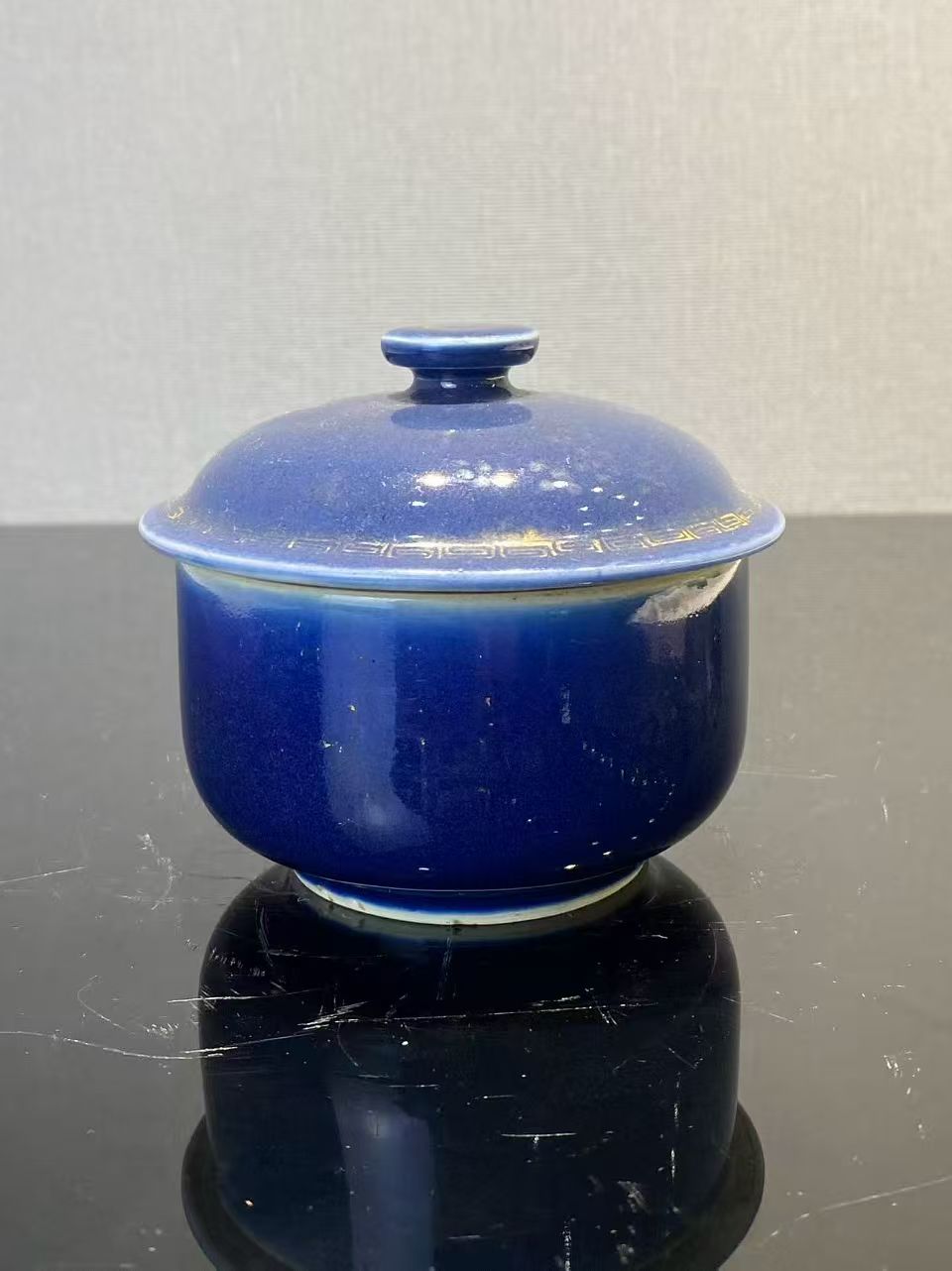 霁蓝釉描金盖盅