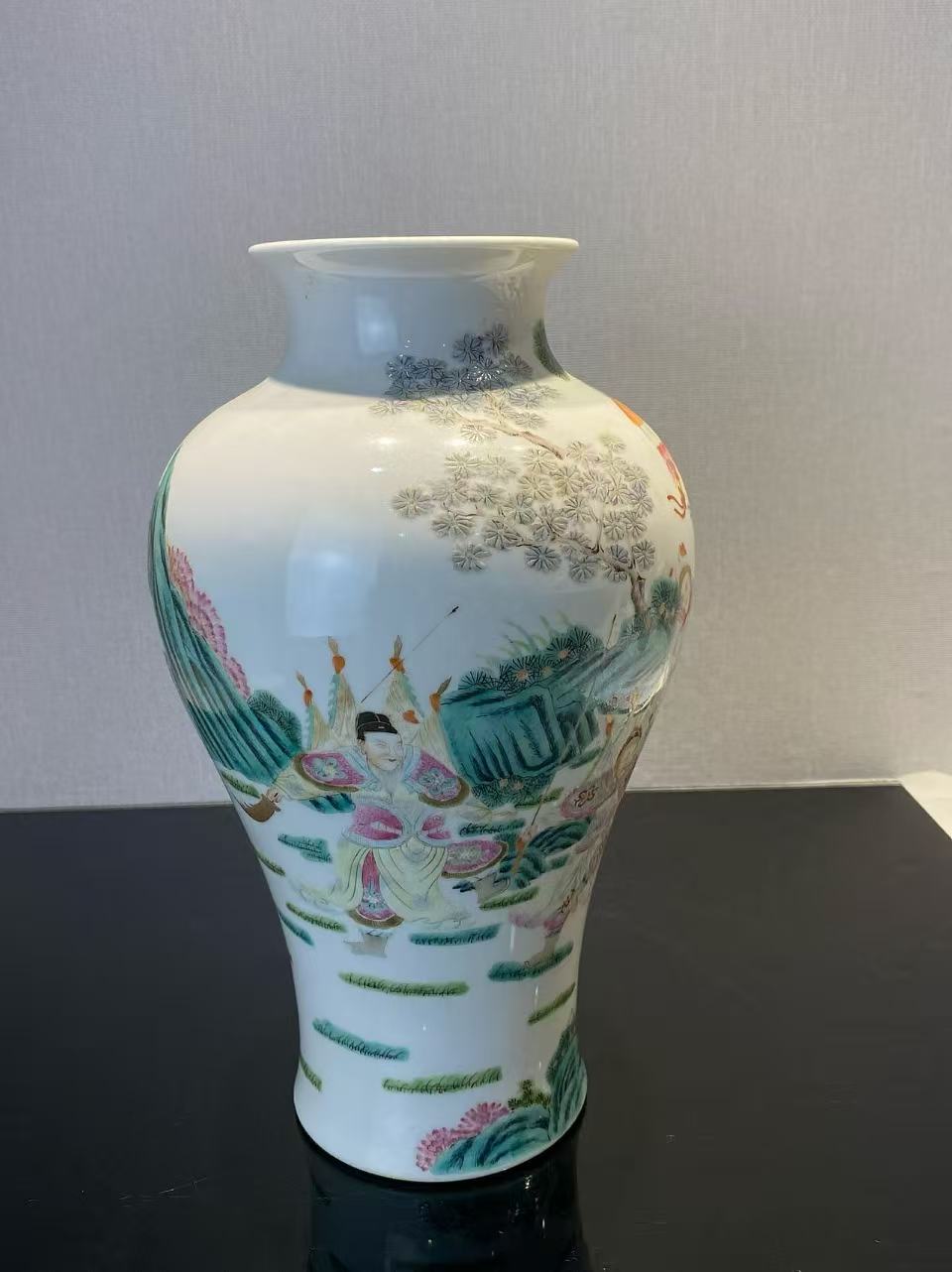 567 粉彩刀马人物观音瓶 款：大清乾隆年制