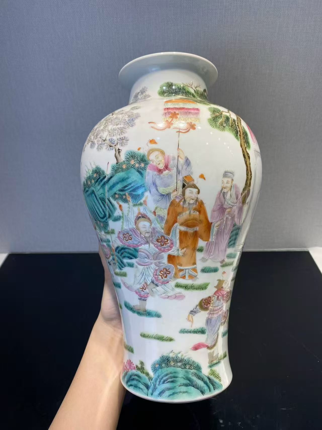 567 粉彩刀马人物观音瓶 款：大清乾隆年制