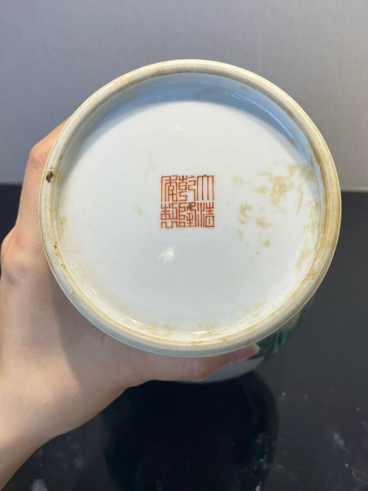 567 粉彩刀马人物观音瓶 款：大清乾隆年制