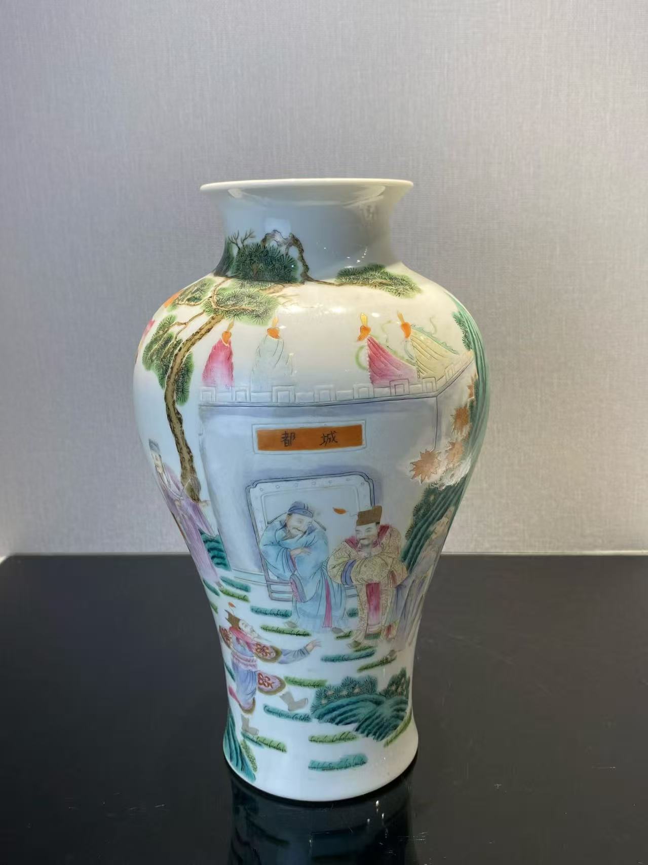 567 粉彩刀马人物观音瓶 款：大清乾隆年制