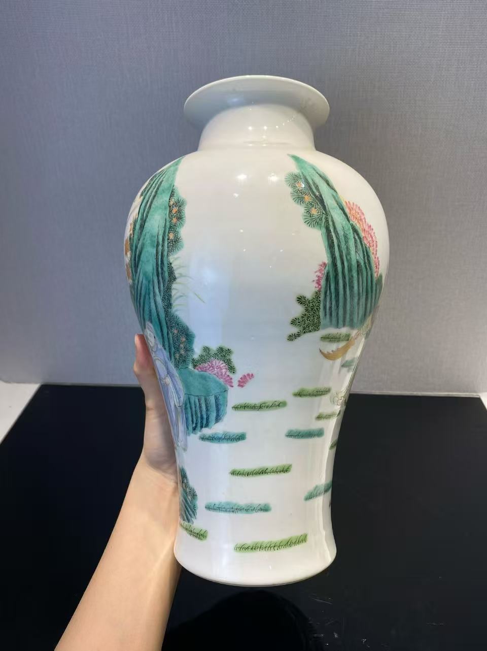 567 粉彩刀马人物观音瓶 款：大清乾隆年制