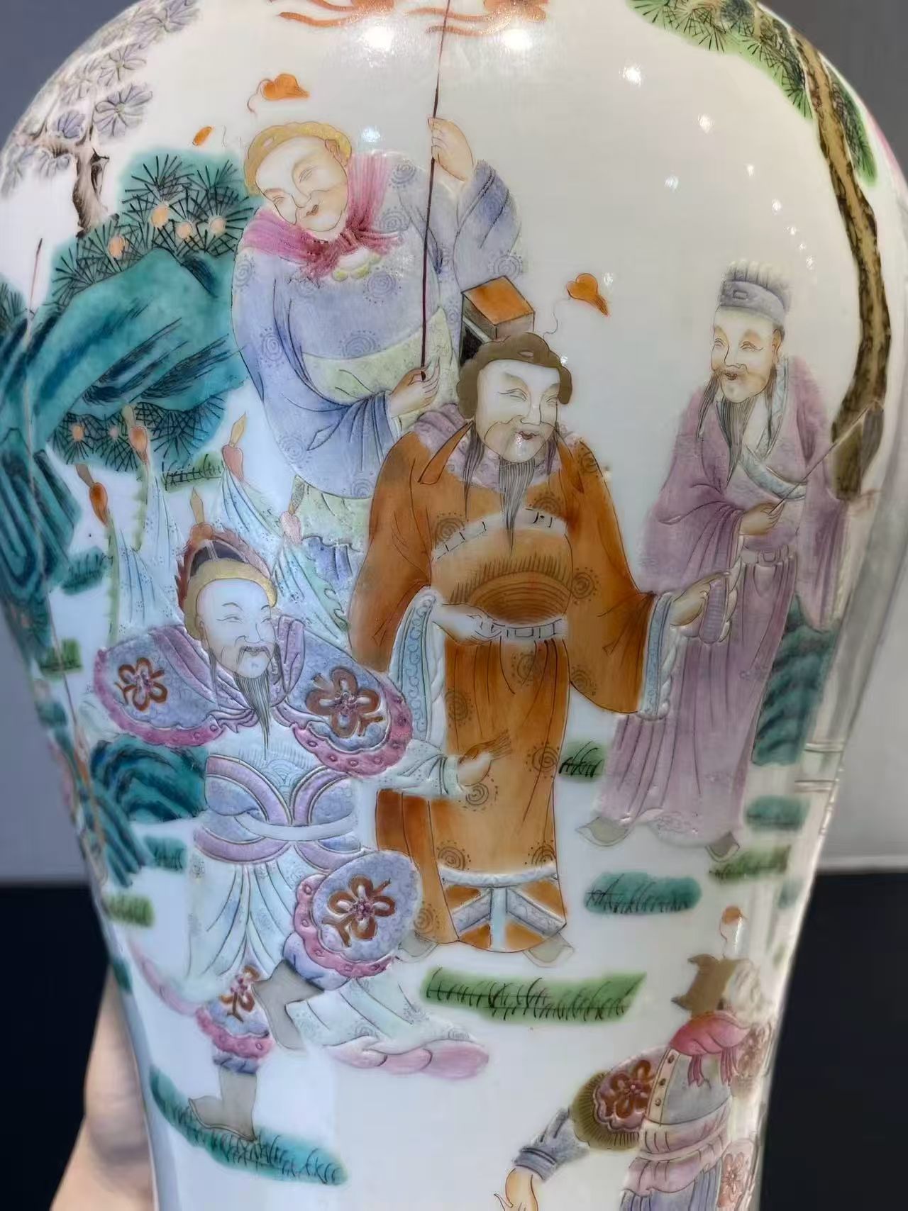 567 粉彩刀马人物观音瓶 款：大清乾隆年制