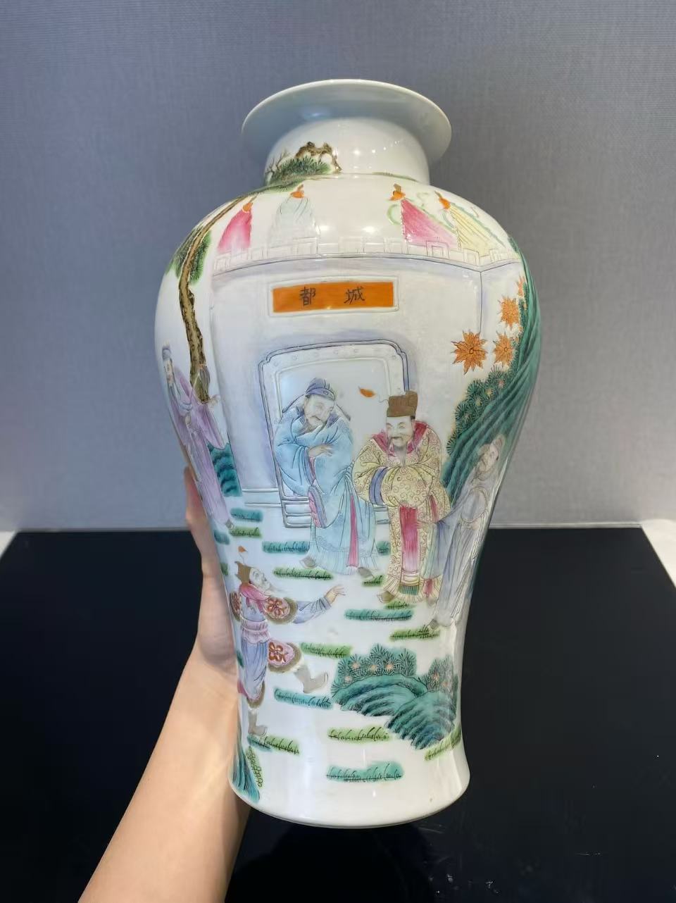 567 粉彩刀马人物观音瓶 款：大清乾隆年制