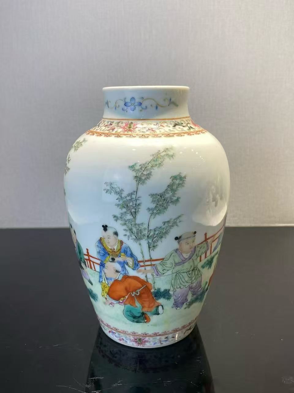 567 粉彩婴戏图萝卜瓶 款：麟趾呈祥