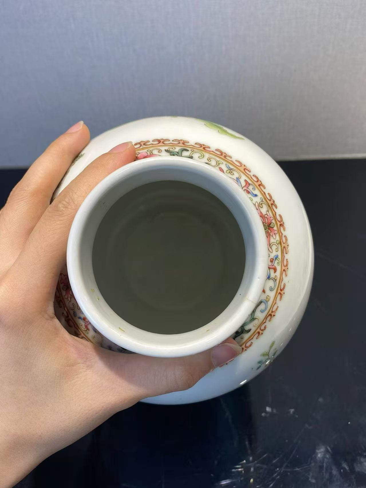 567 粉彩婴戏图萝卜瓶 款：麟趾呈祥