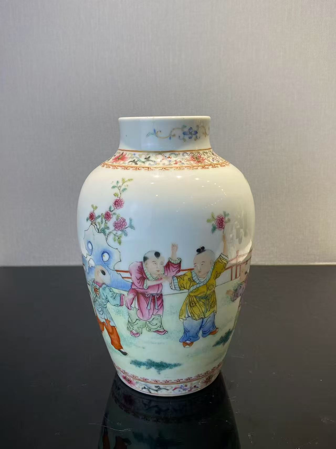 567 粉彩婴戏图萝卜瓶 款：麟趾呈祥