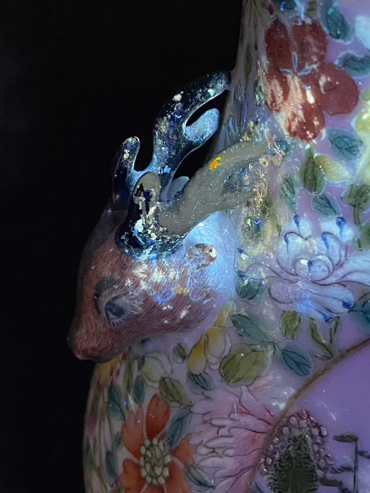 粉彩万花锦开光江崖山居图鹿头尊 款：大清乾隆年制