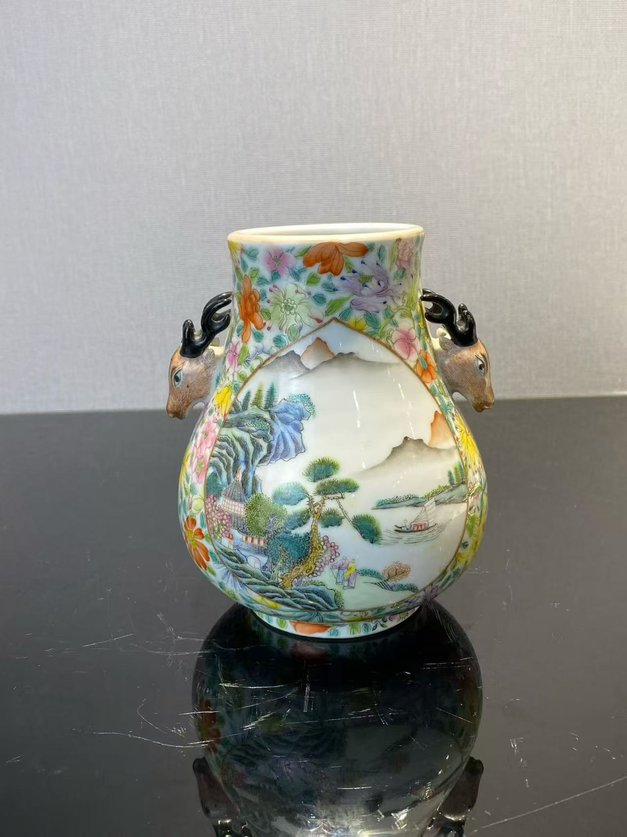 粉彩万花锦开光江崖山居图鹿头尊 款：大清乾隆年制