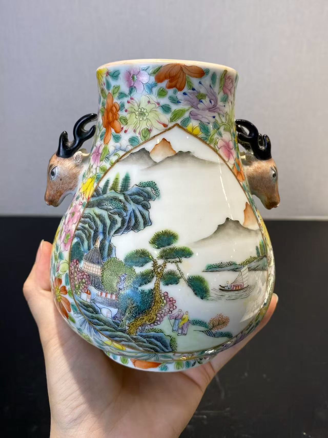 粉彩万花锦开光江崖山居图鹿头尊 款：大清乾隆年制