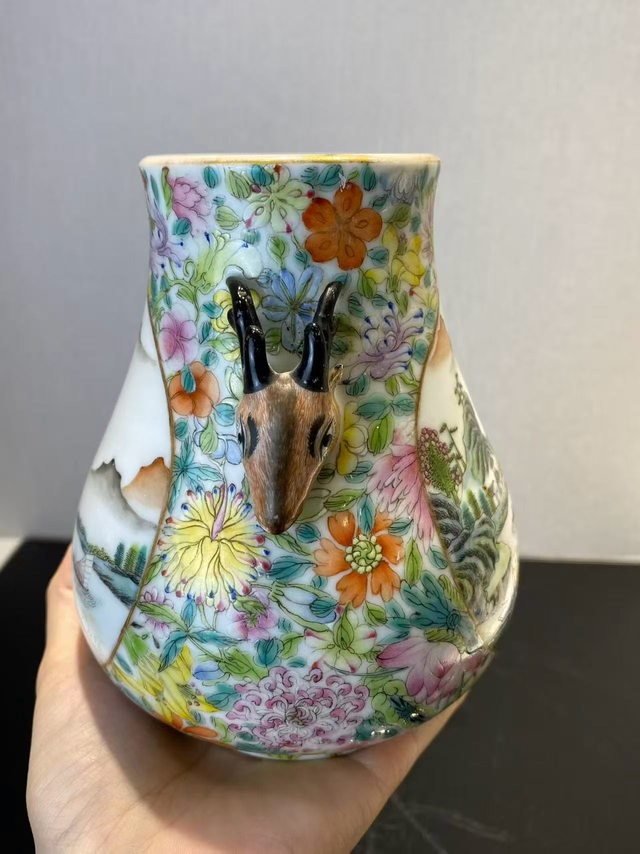 粉彩万花锦开光江崖山居图鹿头尊 款：大清乾隆年制