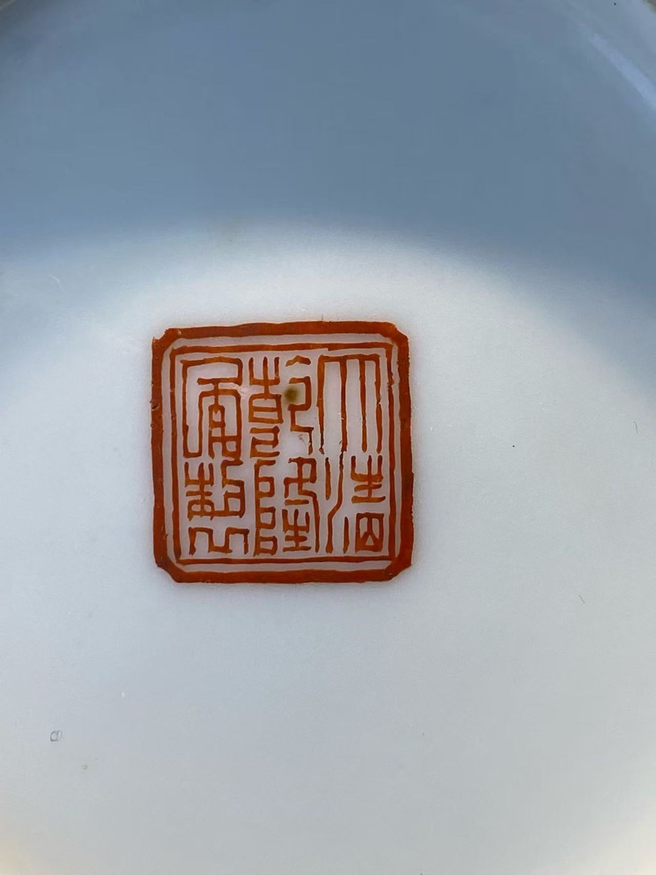 粉彩万花锦开光江崖山居图鹿头尊 款：大清乾隆年制