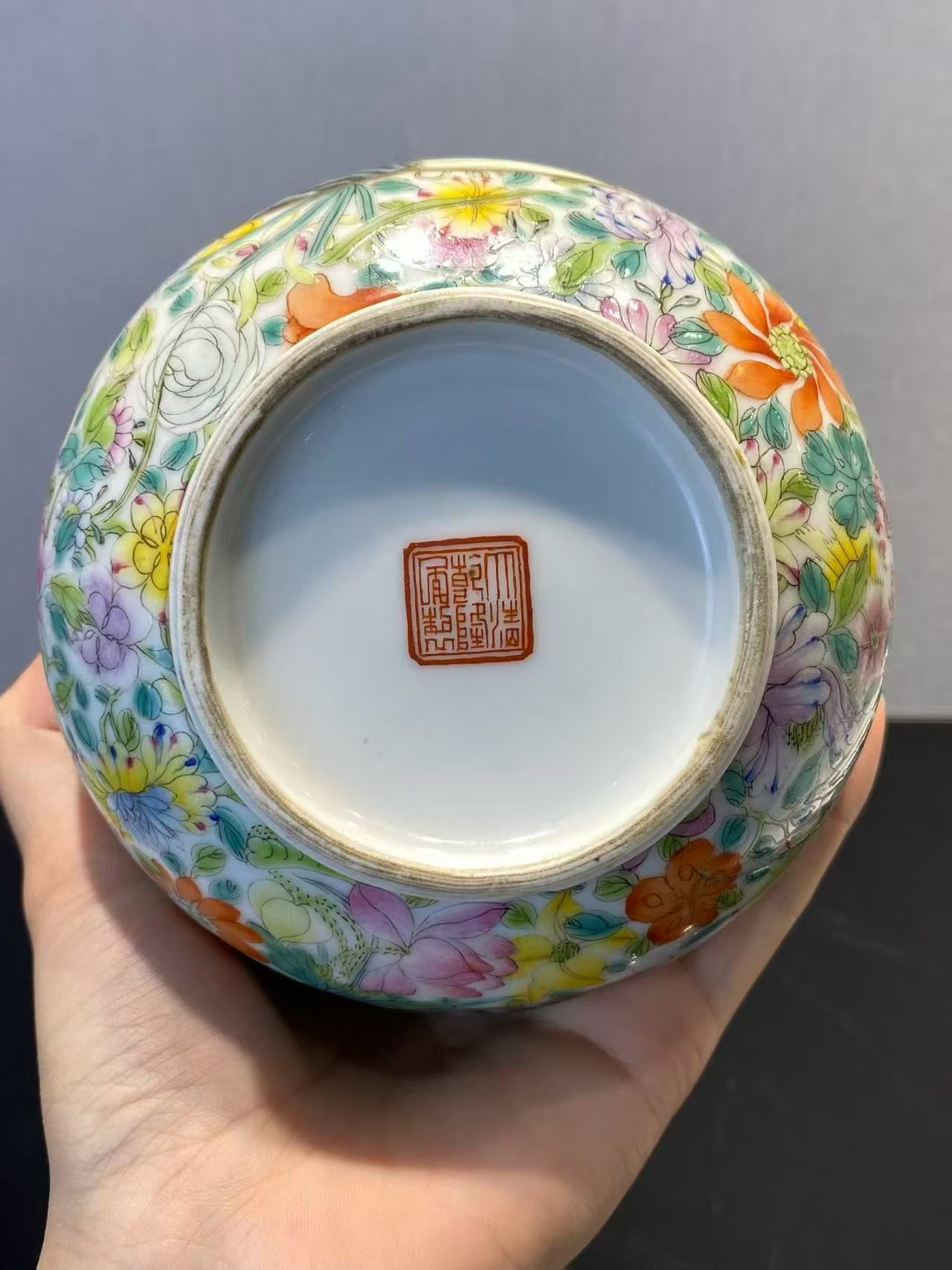 粉彩万花锦开光江崖山居图鹿头尊 款：大清乾隆年制