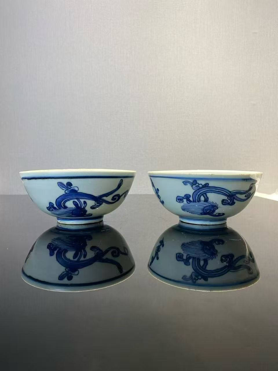 青花螭龙纹碗一对 款：万福攸同