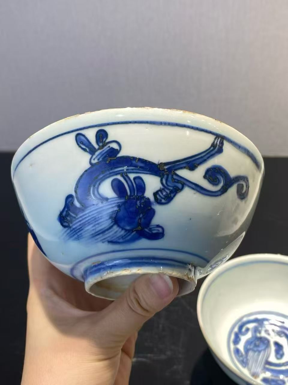 青花螭龙纹碗一对 款：万福攸同